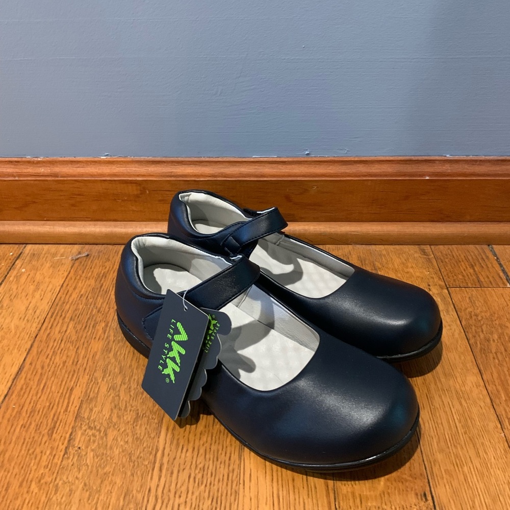 REDUCED NWT Girls big kid size 5 Mary Jane navy blue shoes